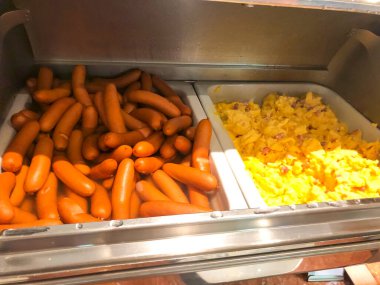 Lezzetli kahvaltı: Pişmiş omlet ve haşlanmış sosis. Stüdyo Fotoğrafı