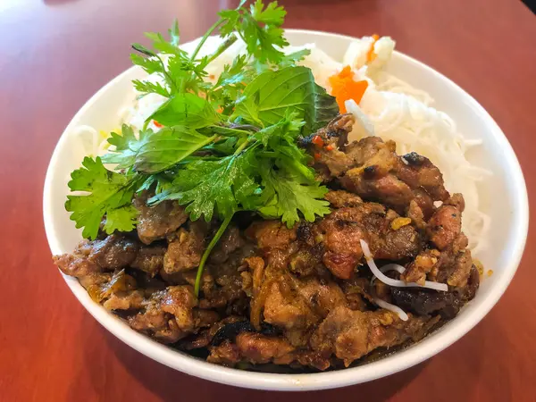 Makarna ve etle birlikte lezzetli Çin yemekleri. Stüdyo Fotoğrafı