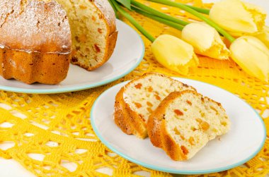 Ev yapımı kekler, beyaz ahşap masada sarı laleler. Stüdyo Fotoğrafı