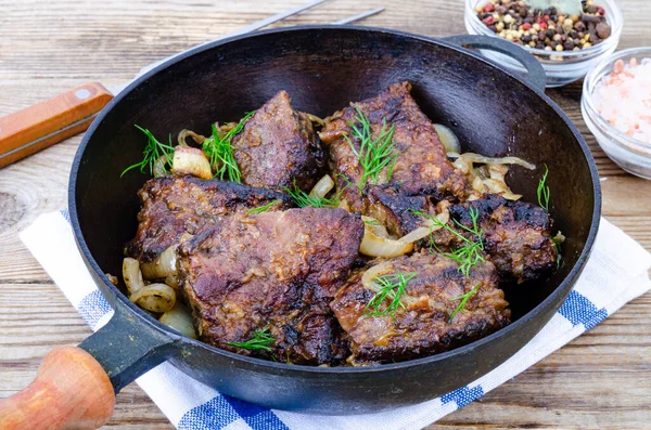 Et tabakları karaciğerden. Kızarmış biftek, tavada dana ciğeri. Stüdyo Fotoğrafı