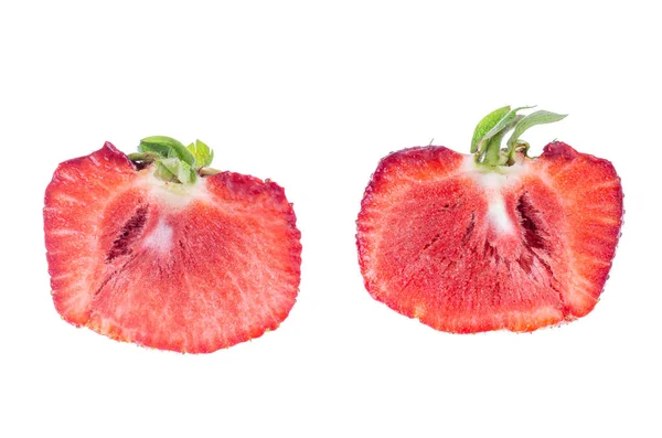 Satu Strawberry Merah Besar Yang Diiris Diisolasi Dengan Latar Belakang — Stok Foto