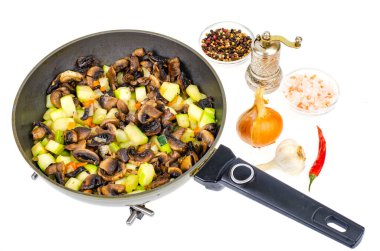 Tavada mantarlı kabak kızartması. Stüdyo Fotoğrafı