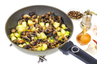 Tavada mantarlı kabak kızartması. Stüdyo Fotoğrafı