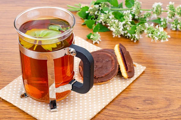 Een Glas Thee Verse Citroenmelisse Koekjes Tafel Foto Van Studio — Stockfoto