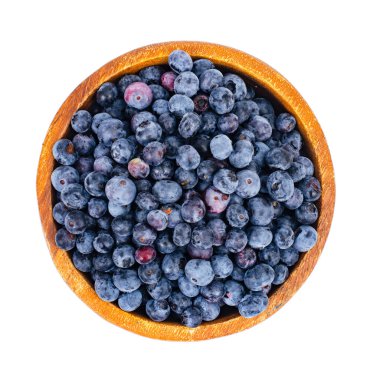 Beyaz arka planda yaban mersinli ahşap kase. Stüdyo Fotoğrafı