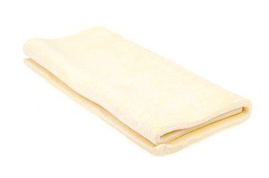 Beyaz arka planda katlanmış ham hamur. Stüdyo Fotoğrafı