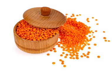 Beyaz arka planda, tahta kavanozda kırmızı mercimek. Sudio Fotoğrafı