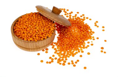 Beyaz arka planda, tahta kavanozda kırmızı mercimek. Sudio Fotoğrafı