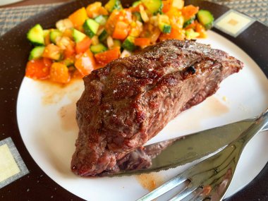 Tabakta sebzeli ızgara biftek. Stüdyo Fotoğrafı