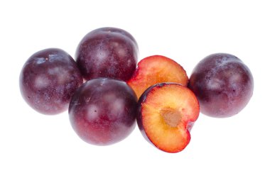 Beyaz arka planda olgun, tatlı erik. Stüdyo Fotoğrafı