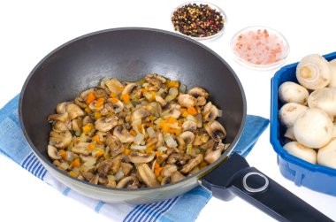 Kızarmış mantarlı tava, vejetaryen yemekleri. Stüdyo Fotoğrafı