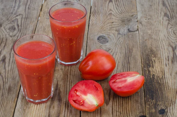 Gläser Mit Frisch Gepresstem Saft Reifer Roter Tomaten Auf Holztisch — Stockfoto