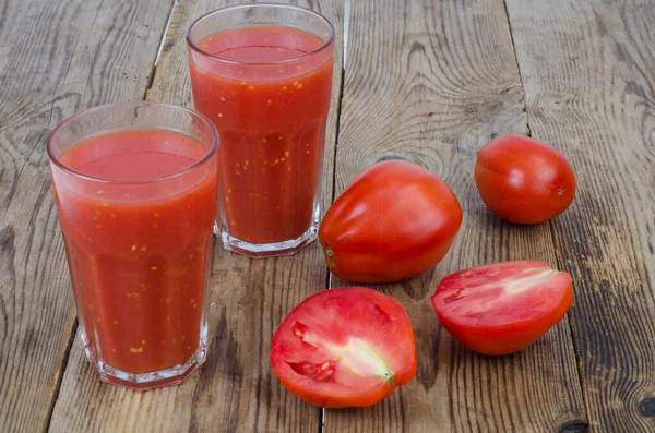 Szklanki Świeżym Sokiem Dojrzałych Czerwonych Pomidorów Drewnianym Stole Studio Zdjęcie — Zdjęcie stockowe