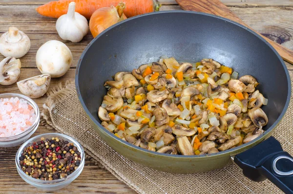 Kızarmış mantarlı tava, vejetaryen yemekleri. Stüdyo Fotoğrafı