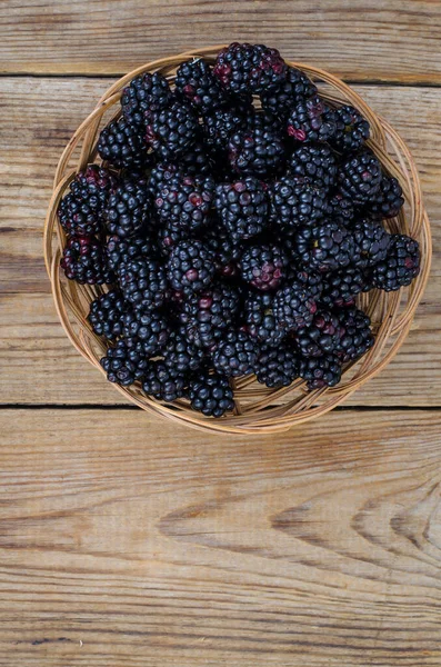 Ripe Sweet Black Blackberries Wooden Bowl Studio Photo — Stock Photo, Image