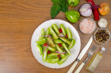Baharatlı yeşil domates aperatifi. Stüdyo Fotoğrafı