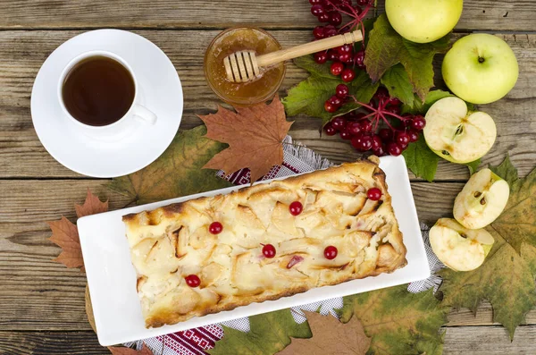 Herbst Apfelkuchen Mit Viburnum Beeren Auf Holzuntergrund Studioaufnahme — Stockfoto