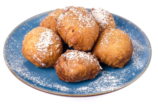 Blauwe Plaat Met Ronde Donuts Met Poedersuiker Geïsoleerd Witte Achtergrond — Stockfoto