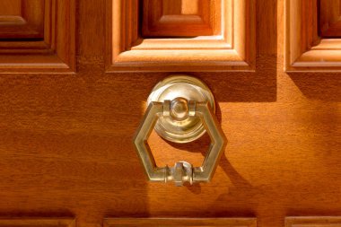 Eski, metal-kapı kolu tokmağı ahşap arka plan üzerinde