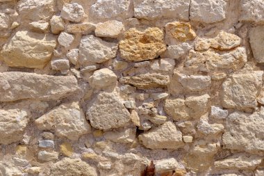 Doku, desen. Arka plandaki eski kahverengi duvar doğal taştan yapılmış.