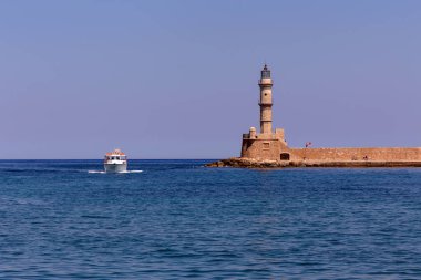 Hanya şehrinde kentsel, eski deniz feneri ve bir kayan (Yunanistan, Girit Adası gemi)