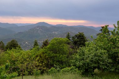 Manzara. Dağ ve orman (Yunanistan, Peloponessus, dağlar Taygetos görünümünde günbatımı)