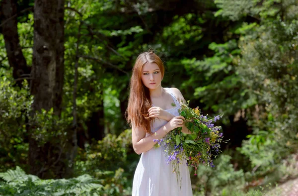 Porträtt Ung Vacker Kvinna Vit Klänning Med Krans Vilda Blommor — Stockfoto