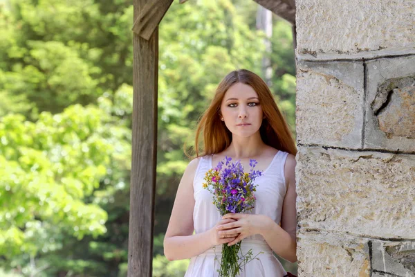 Porträtt Ung Vacker Kvinna Med Blommor Händerna Nära Stenmuren Ett — Stockfoto