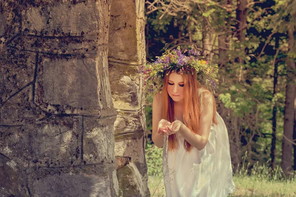 Ung Vacker Kvinna Vit Klänning Och Med Krans Blommor Hans — Stockfoto