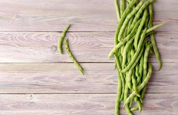 木製の背景のクローズ アップで 新鮮な緑の豆 — ストック写真