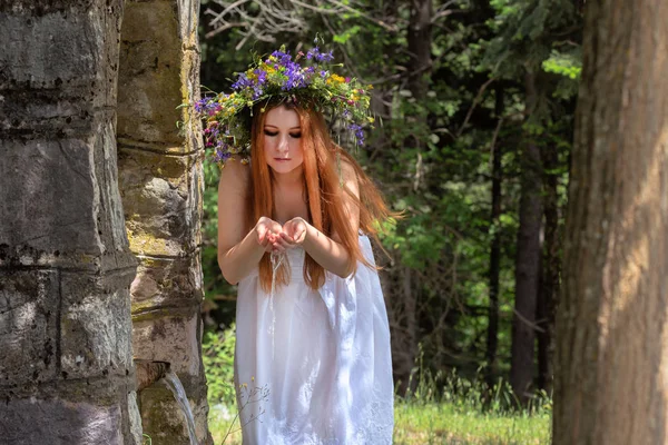 Ung Vacker Kvinna Vit Klänning Och Med Krans Blommor Hans — Stockfoto