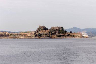 Korfu Adası. Eski, savunma kale ve deniz (iyon island, Yunanistan eski şehirden görünümü)