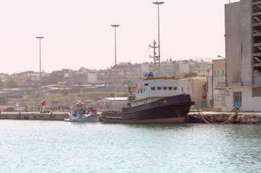 Girit Adası (Herakleıon, Yunanistan şehri limanında demirli bir gemi)