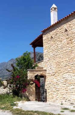 Manzara. Dağlar ve evin bölümü bahar, parlak görünümü küçük bir bahar, güneşli günde (Yunanistan, ada Crete kapı ile