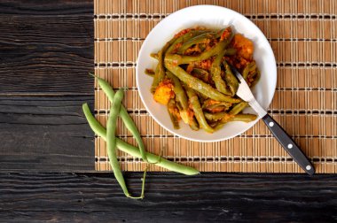 Komposto, sebze ve sos üzerinde ahşap masa yakın çekim yeşil fasulye