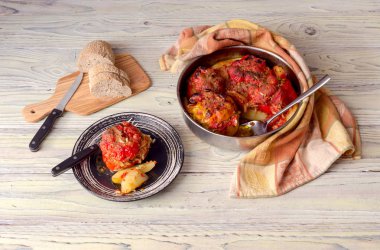 Yunan mutfağı. Pirinç ve kıyılmış etleri bir ahşap masa yakın çekim ile haşlanmış biber