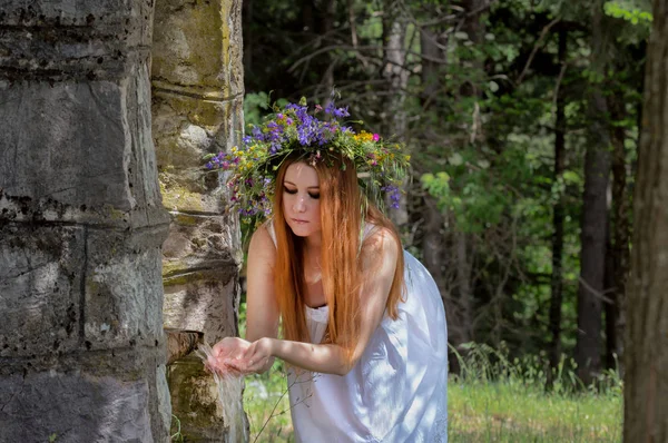 Ung Vacker Kvinna Vit Klänning Och Med Krans Blommor Hans — Stockfoto