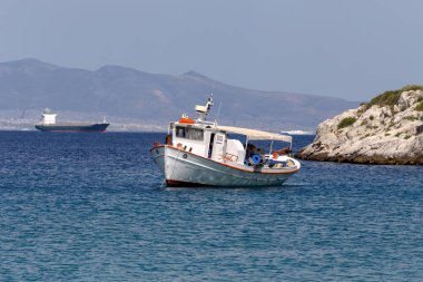 Balıkçı teknesi yaz günü güneşli üzerinde kıyıya yakın açık denizde demirleyen