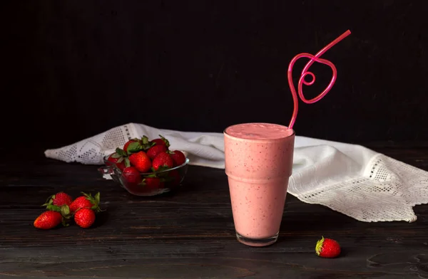 美味的牛奶 草莓果汁和草莓在木桌特写 — 图库照片