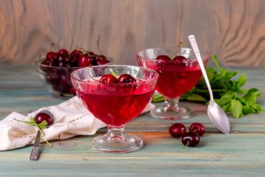 Yazlık, kiraz ve nane yeşil, ahşap arka plan yakın çekim üzerinde lezzetli jöle