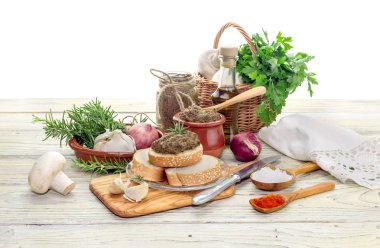 Pişmiş, diyet, baharatlar ve ahşap bir masa bir ekmek yakın çekim sarımsak mantar havyar.