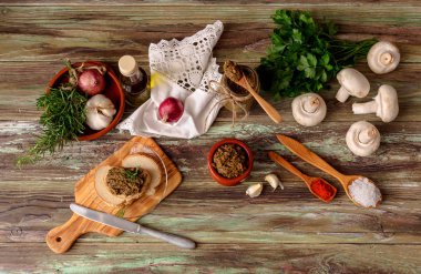 Pişmiş, diyet, baharatlar ve ahşap bir masa bir ekmek yakın çekim sarımsak mantar havyar.