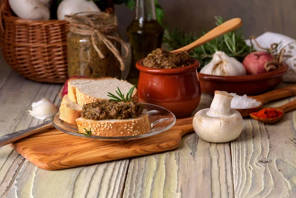 Pişmiş, diyet, baharatlar ve ahşap bir masa bir ekmek yakın çekim sarımsak mantar havyar.