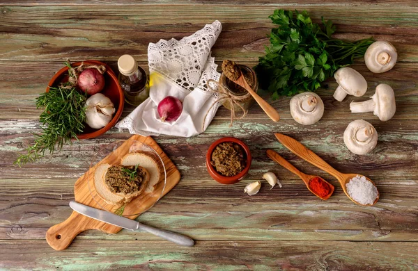 Pişmiş, diyet, baharatlar ve ahşap bir masa bir ekmek yakın çekim sarımsak mantar havyar.