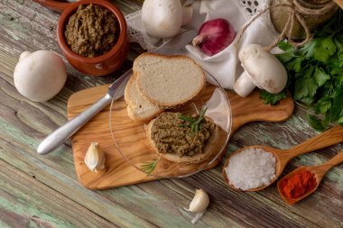 Pişmiş, diyet, baharatlar ve ahşap bir masa bir ekmek yakın çekim sarımsak mantar havyar.