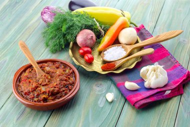 Pişmiş, diyet, ahşap bir masa bir plaka yakın çekim üzerinde baharatlar ile patlıcan havyar.