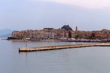 Korfu Adası. Eski, savunma kale ve deniz (iyon island, Yunanistan eski şehirden görünümü)