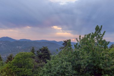 Manzara. Dağ ve orman (Yunanistan, Peloponessus, dağlar Taygetos görünümünde günbatımı