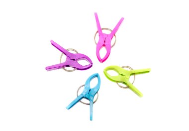 Beyaz arka plan üzerinde çok renkli clothespins yakın çekim yeni dizi