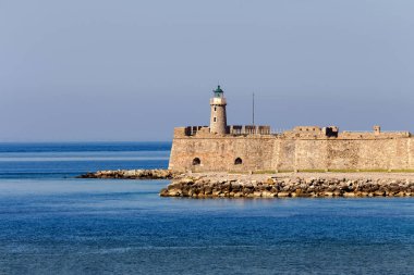 Bir güneşli, yaz günde (Yunanistan eski deniz feneri Antirion şehir ve deniz görünümü)